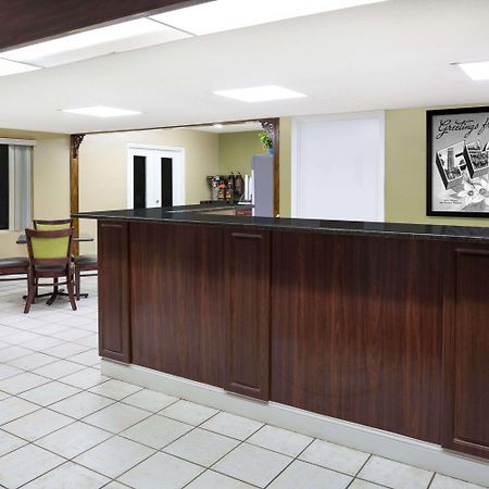 Super 8 By Wyndham Sarasota Near Siesta Key Motel Exterior foto