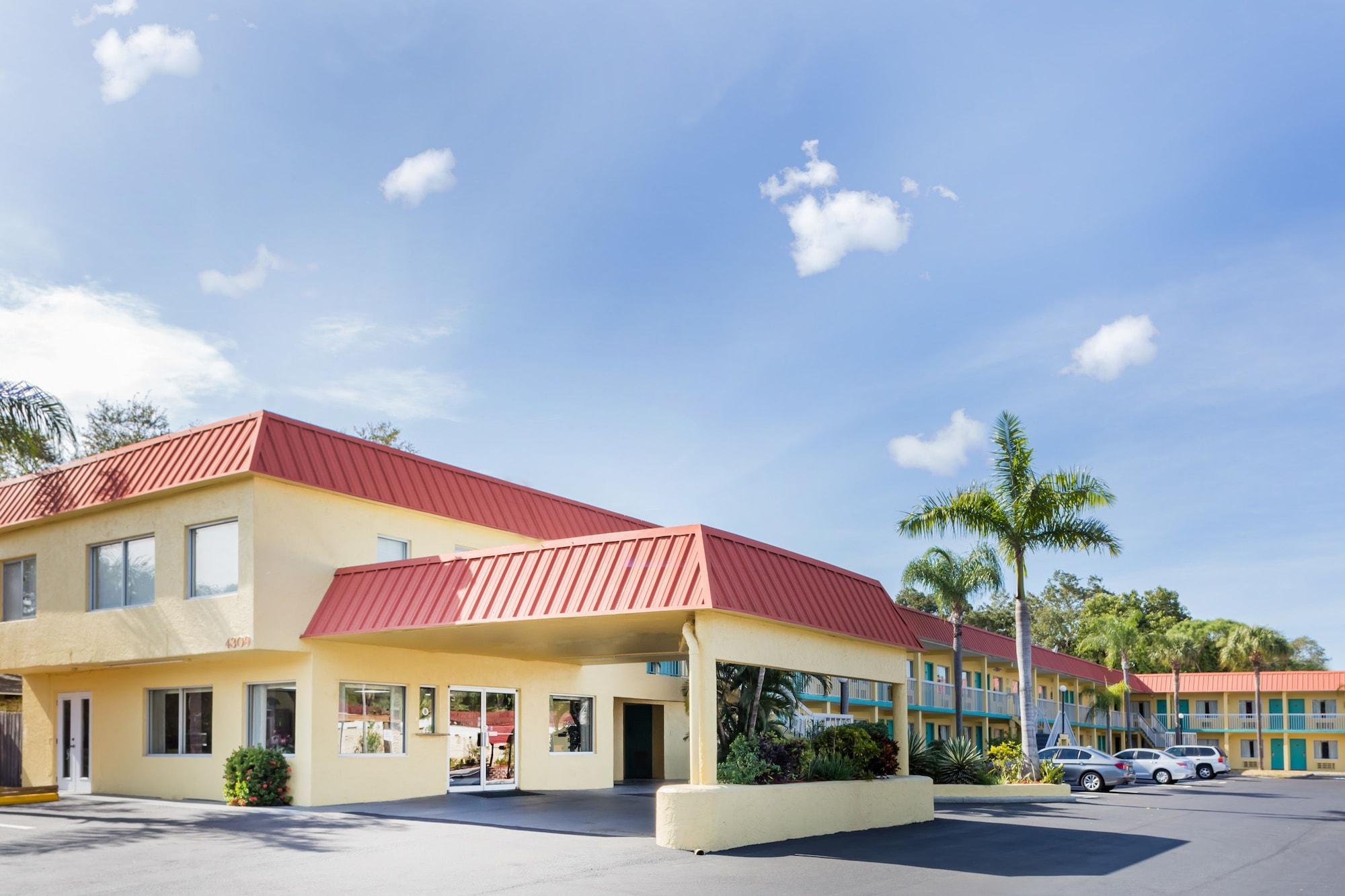 Super 8 By Wyndham Sarasota Near Siesta Key Motel Exterior foto