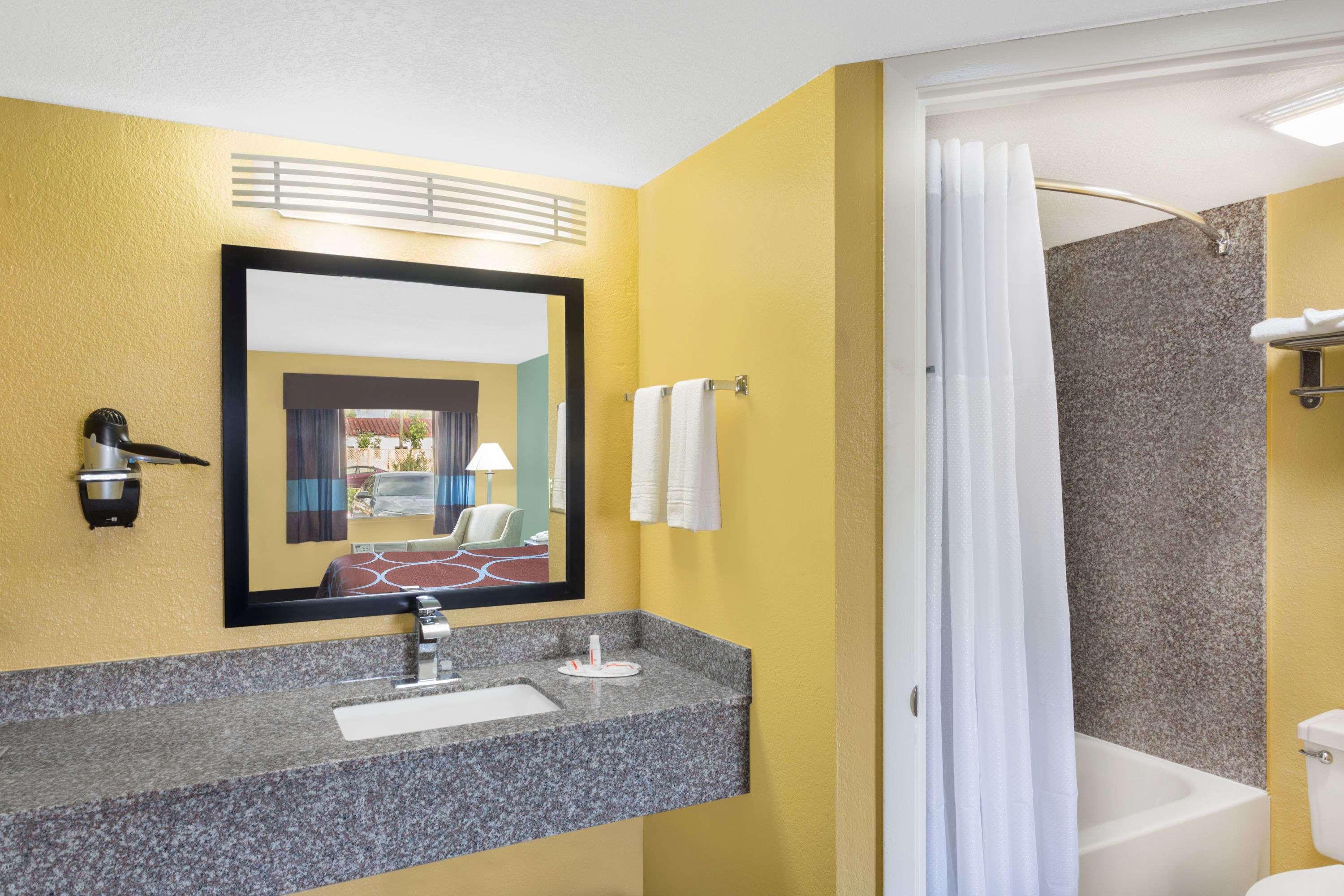 Super 8 By Wyndham Sarasota Near Siesta Key Motel Exterior foto