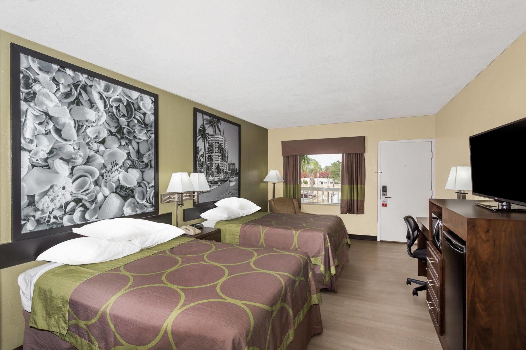 Super 8 By Wyndham Sarasota Near Siesta Key Motel Exterior foto