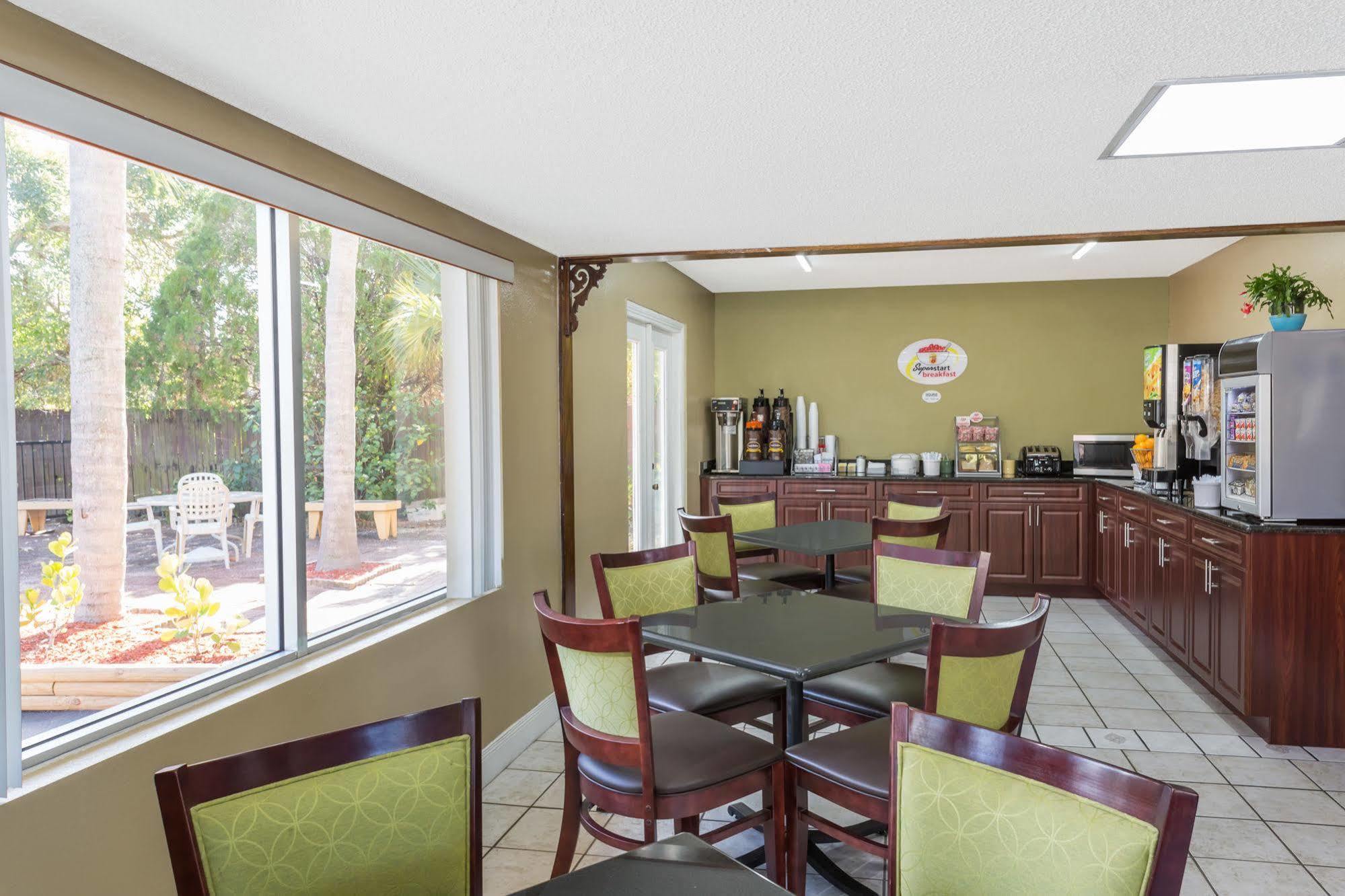 Super 8 By Wyndham Sarasota Near Siesta Key Motel Exterior foto